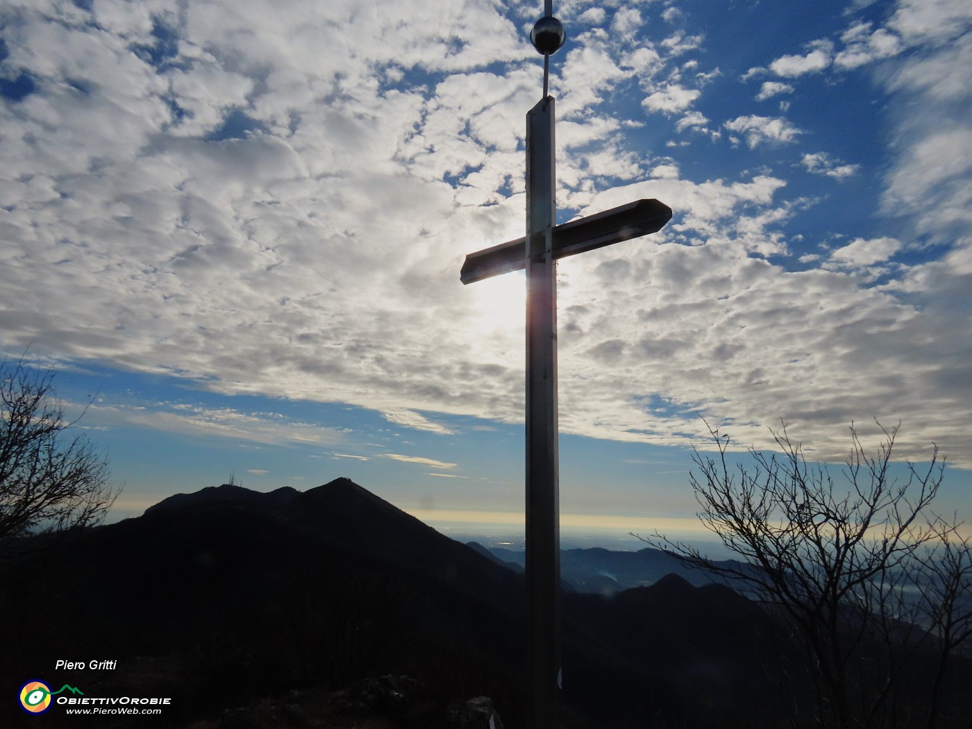 28 Alla croce del Monte Ocone (1351 m)  con vista sul dirimpettaio Monte Tesoro.JPG